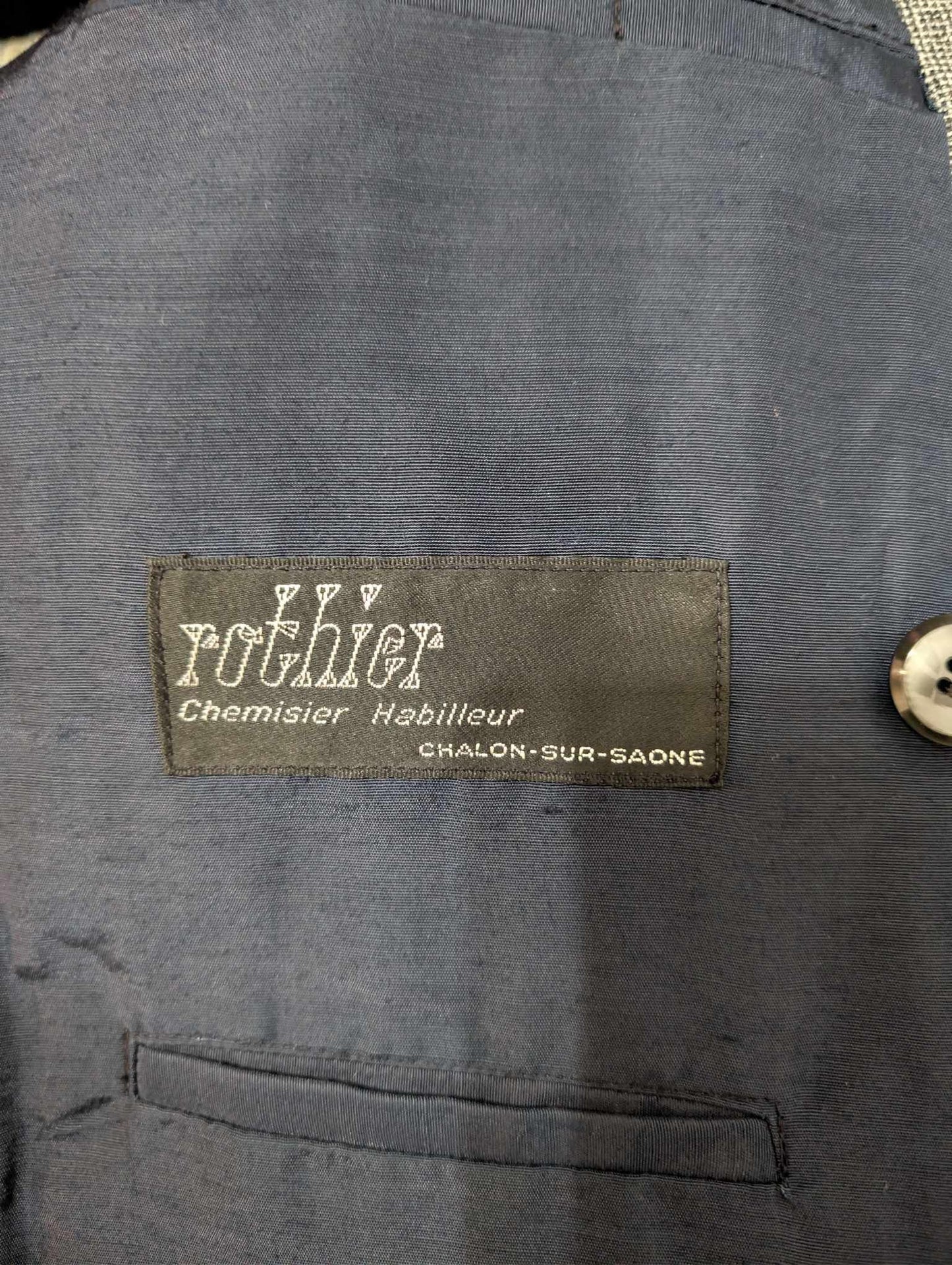 Mystérieux costume croisé gris en laine