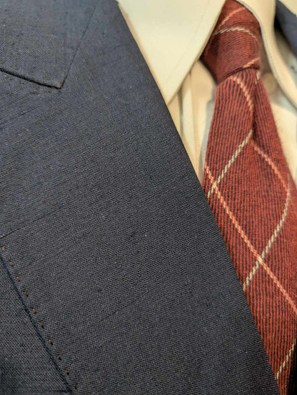 Notable costume croisé de couleur bleu marine en soie