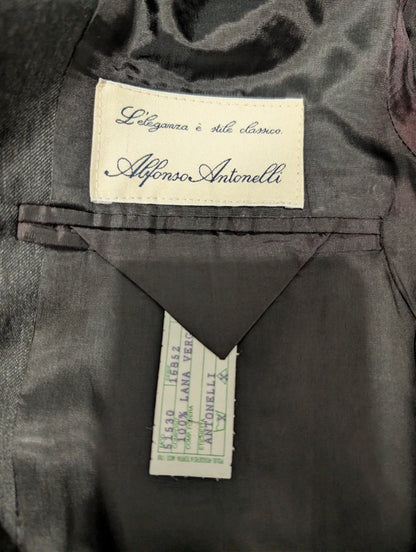 Klassischer grauer Wollanzug