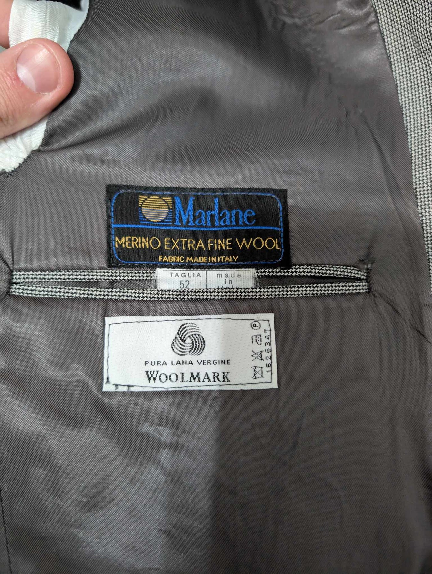 Gentil costume gris à motif pied de poule