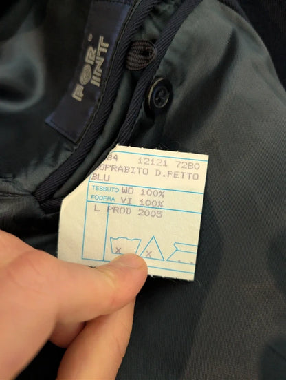 Geheimnisvoller zweireihiger Wollmantel