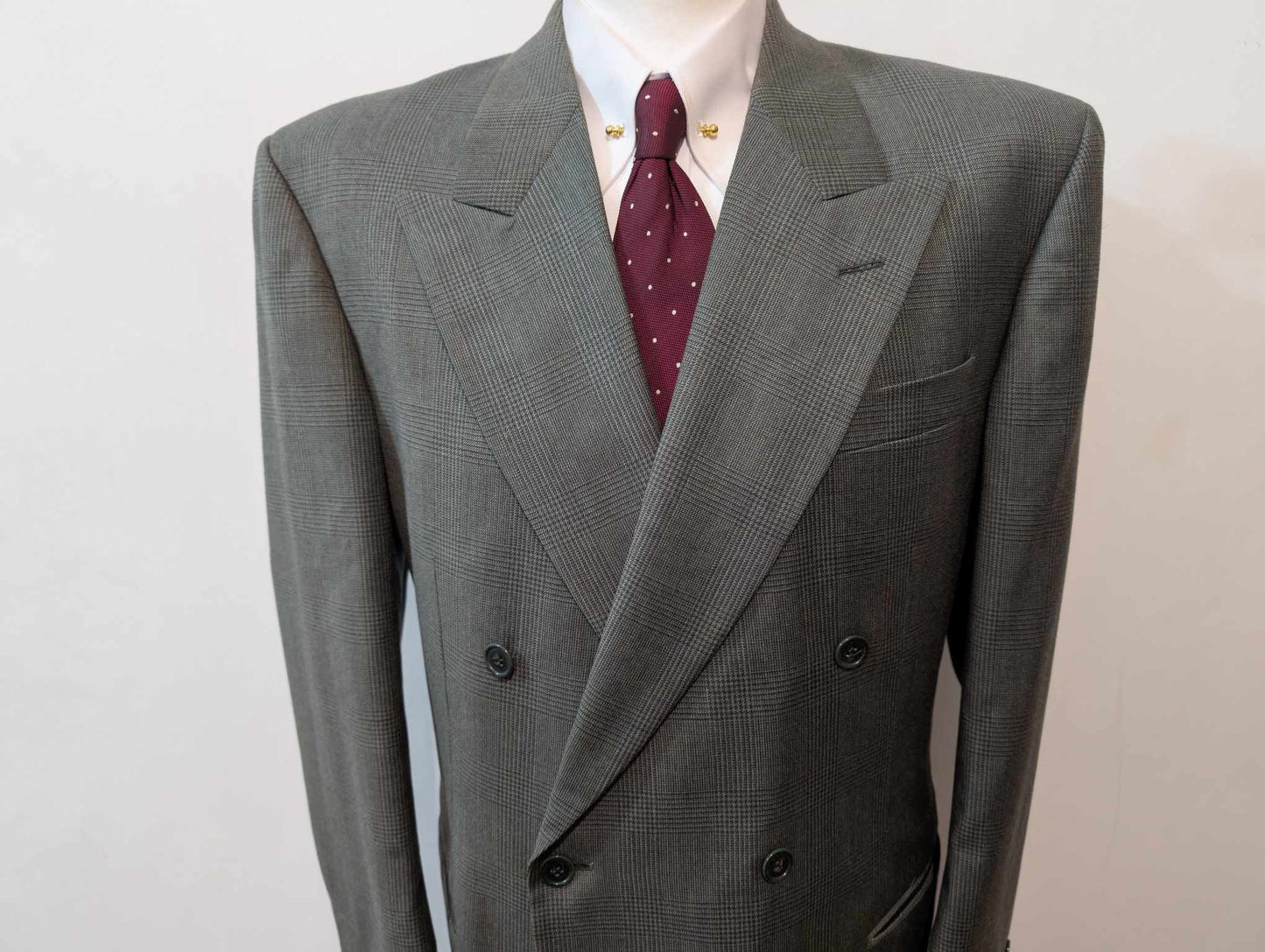 Élégant costume croisé de couleurs gris vert en prince de Galles