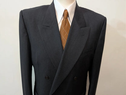 Élégant costume croisé gris en laine