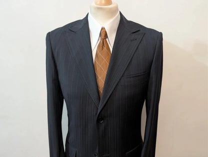 Schöner Nadelstreifenanzug aus Wolle