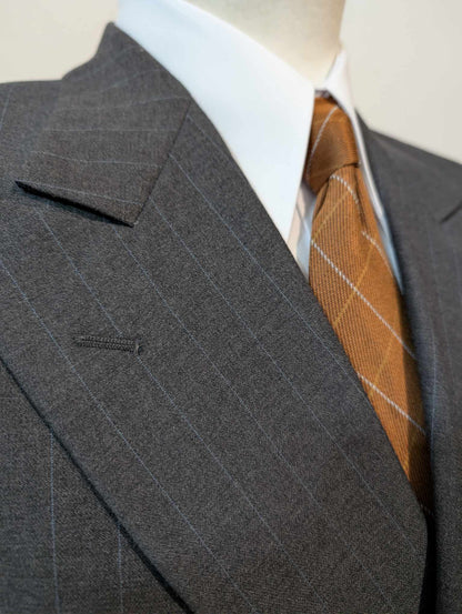 Légendaire costume croisé pinstripe en laine
