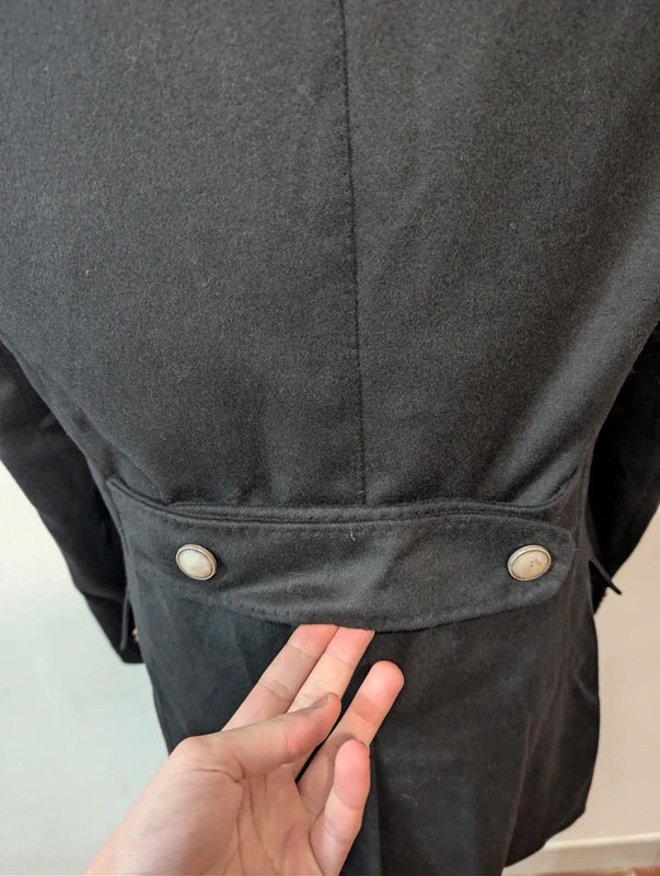 Eleganter schwarzer Wollpolomantel