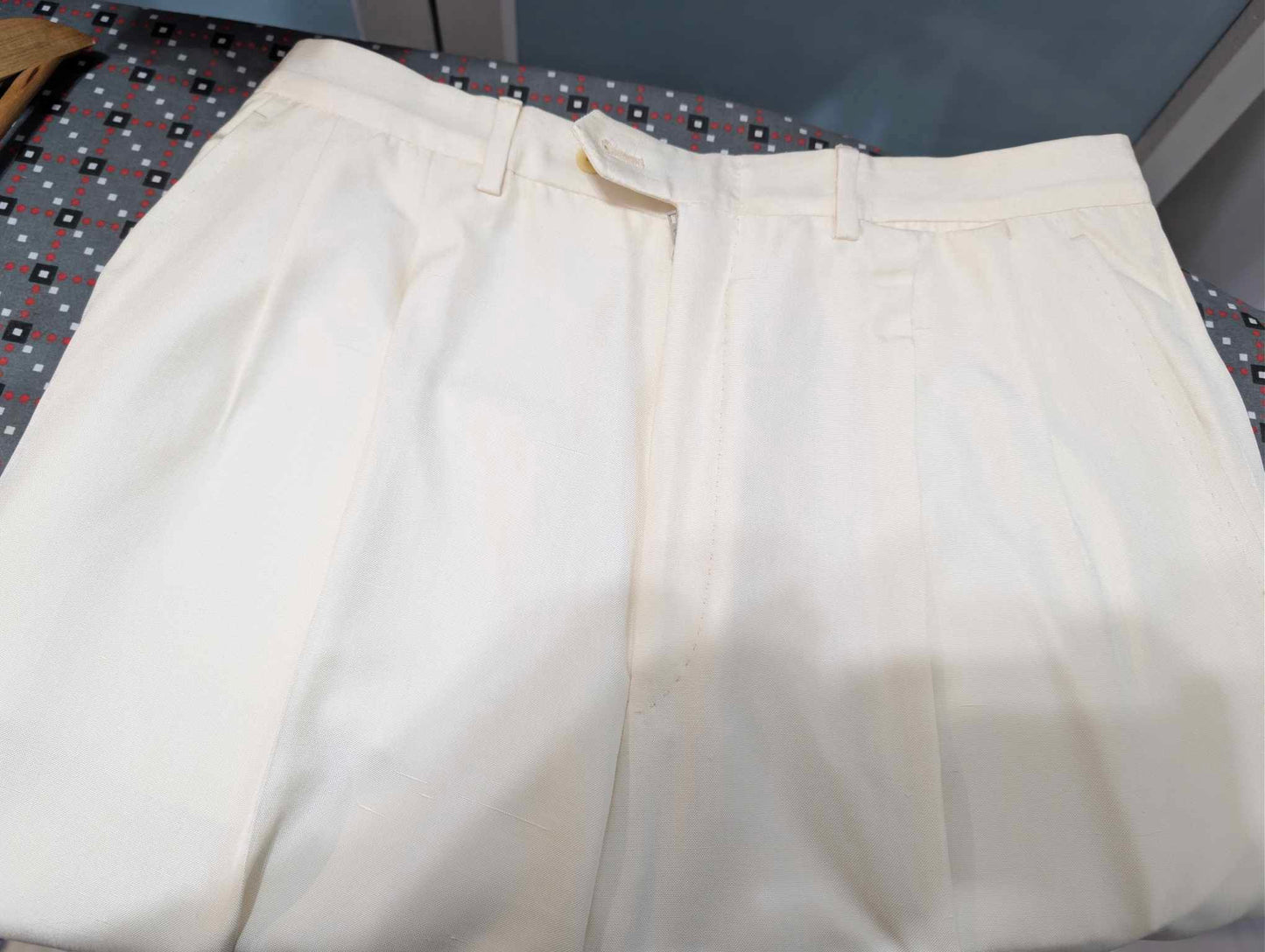 Angelique zweireihiger cremefarbener Seidenanzug