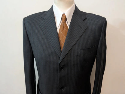 Eleganter Nadelstreifenanzug aus Wolle