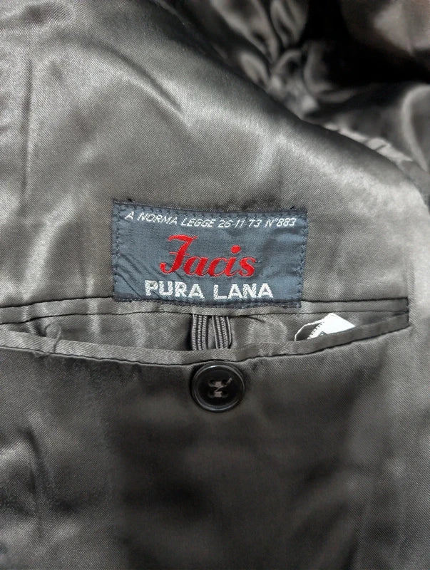 Klassischer grauer Wollmantel