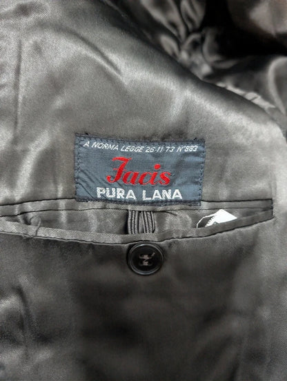 Klassischer grauer Wollmantel