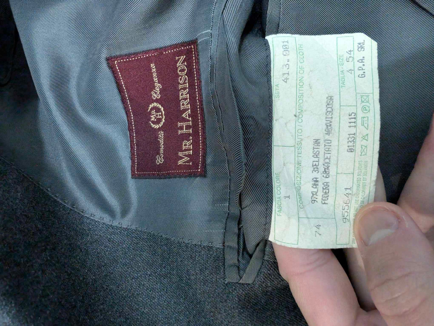 Einfacher grauer Flanellanzug