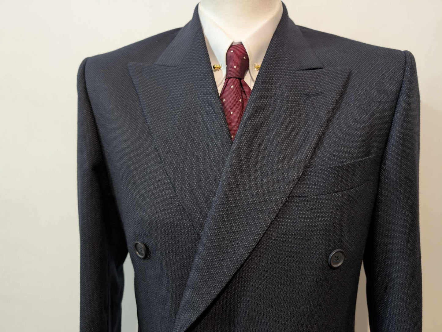 Majestueux costume croisé de couleur bleu marine en laine