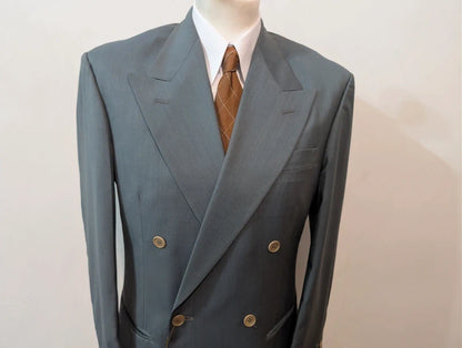 Leichter, zweireihiger blauer Anzug aus heller Wolle