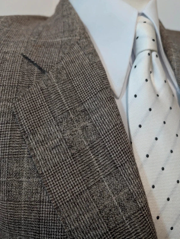 Ausgezeichneter brauner Flanellanzug