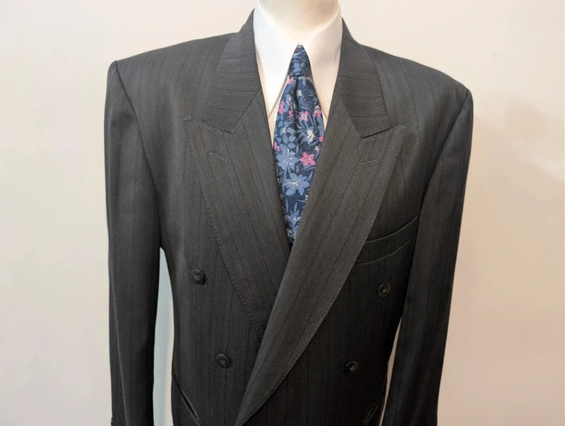 Eleganter zweireihiger Anzug aus Wolle