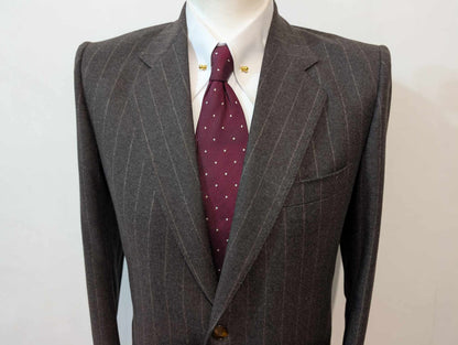 Élégant costume chalkstripe marron en flanelle