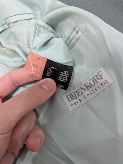 Élégant costume croisé de couleurs gris bleu en laine