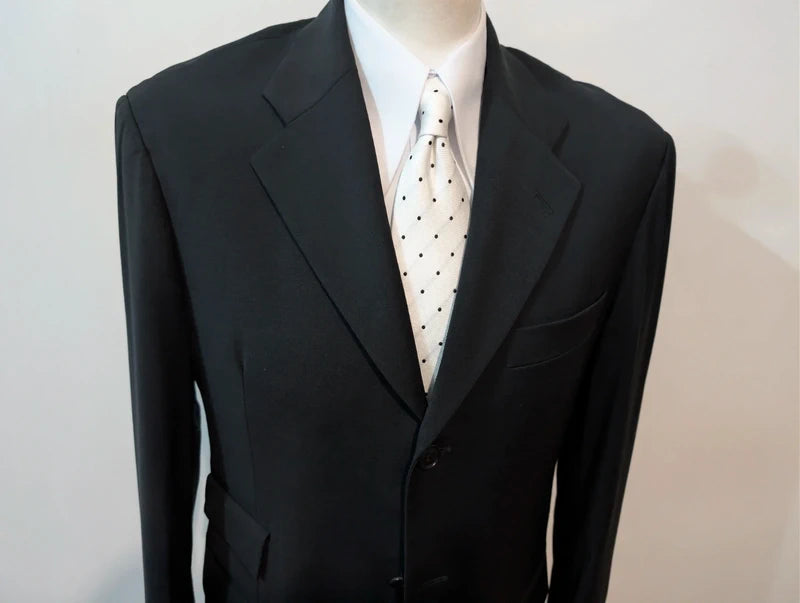 Klassischer schwarzer Anzug aus kalter Wolle