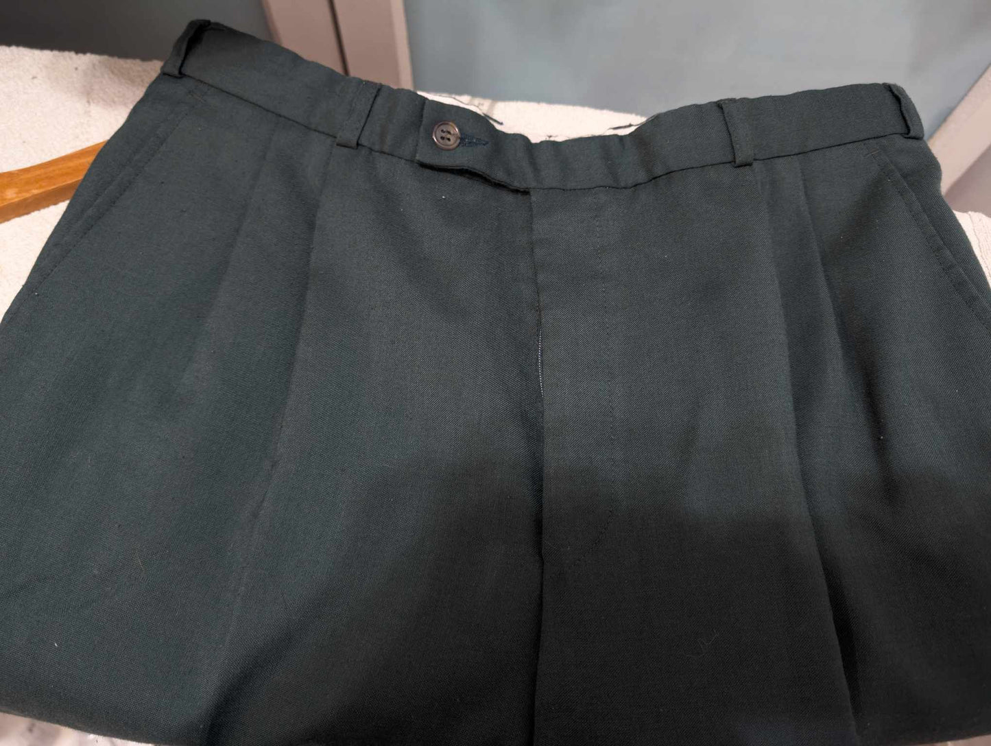 Superbe costume croisé de couleur vert en laine froide