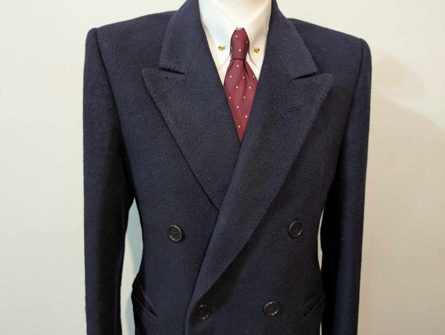 Élégant manteau croisés de couleur bleu marine en laine