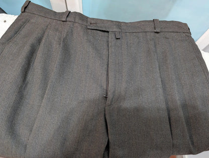 Extraordinaire costume croisé gris en laine.