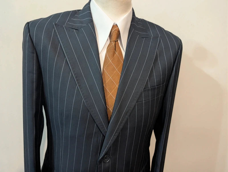 Geheimnisvolles Nadelstreifenkostüm aus Wolle