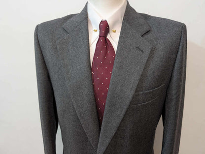 Gentil costume gris en flanelle de laine