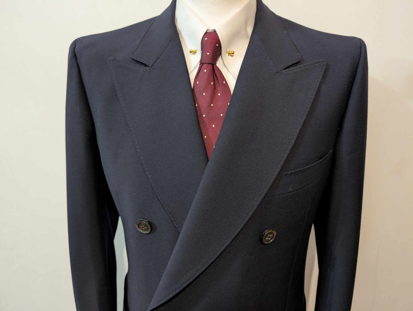 Fabuleux costume croisé de couleur bleu marine en laine épaisse