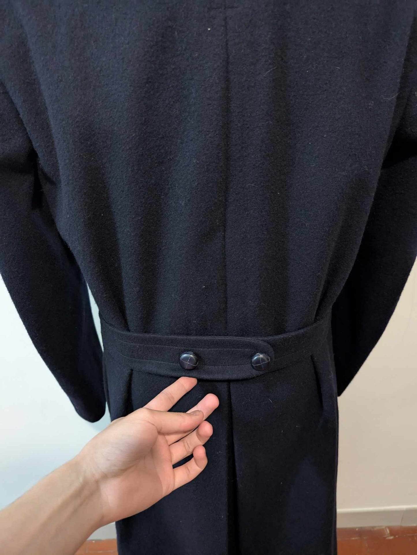 Légendaire manteau croisé de couleur bleu marine en laine.