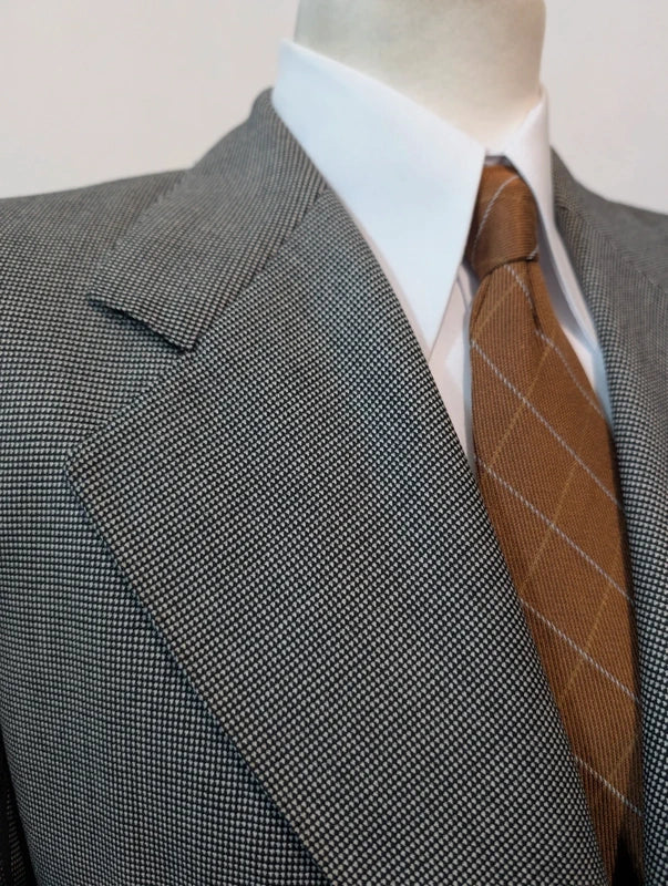 Exquisiter grauer Anzug aus dicker Wolle