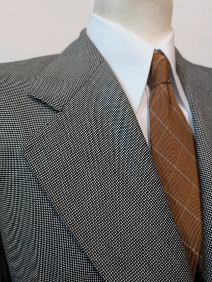 Exquisiter grauer Anzug aus dicker Wolle