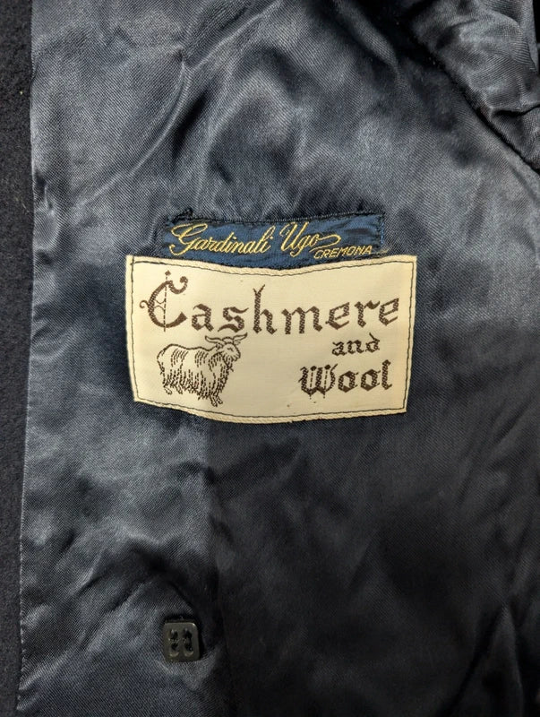 Kurzer, zweireihiger, marineblauer Wollmantel