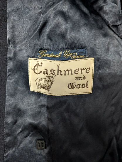 Kurzer, zweireihiger, marineblauer Wollmantel