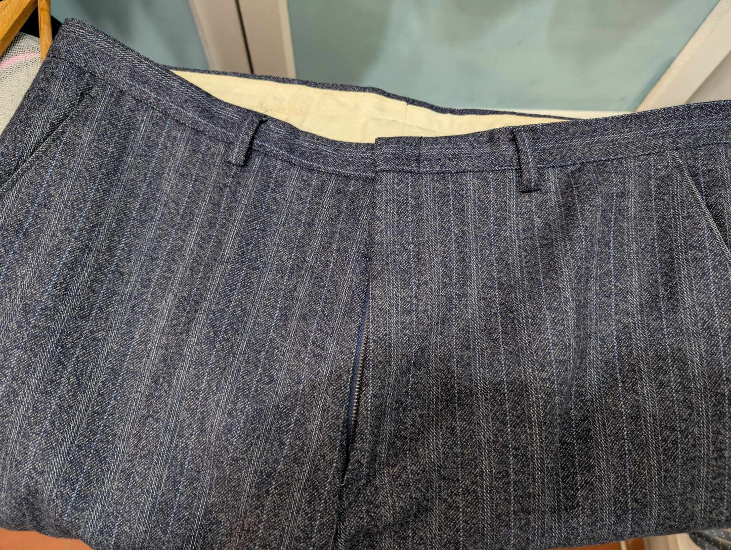 Élégant costume de couleur bleu à rayures en flanelle lourde