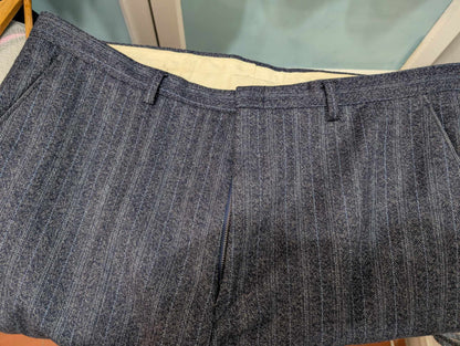 Élégant costume de couleur bleu à rayures en flanelle lourde