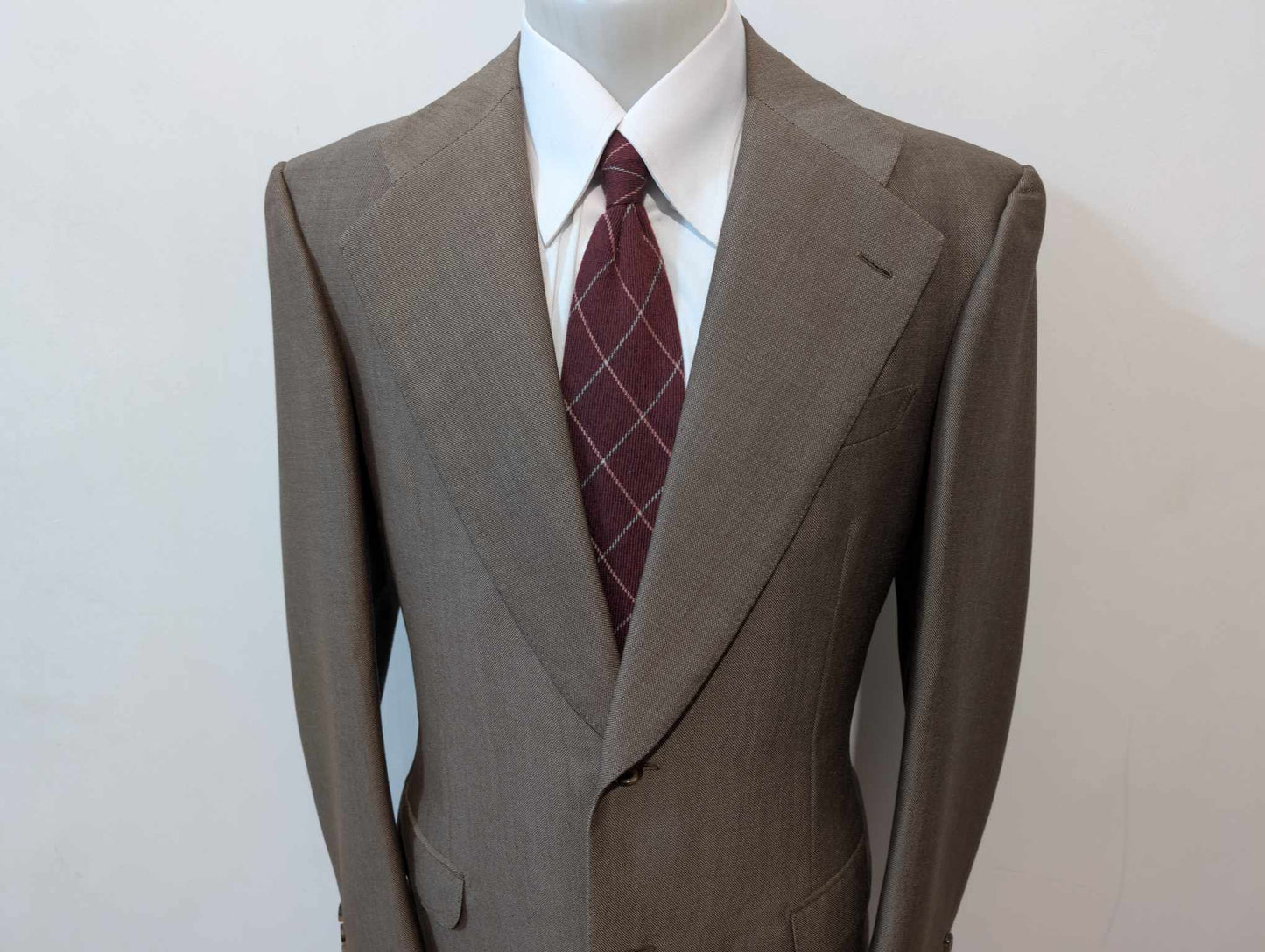 Gentil costume de couleur marron en laine