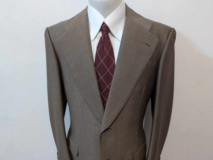 Gentil costume de couleur marron en laine