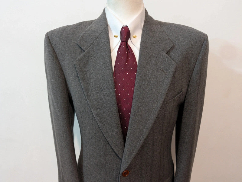 Élégant costume gris a rayure en laine