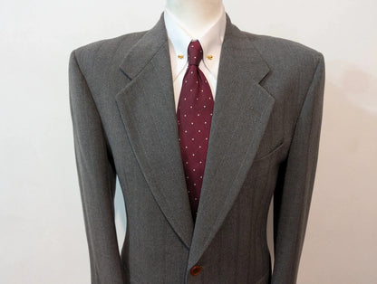 Élégant costume gris a rayure en laine