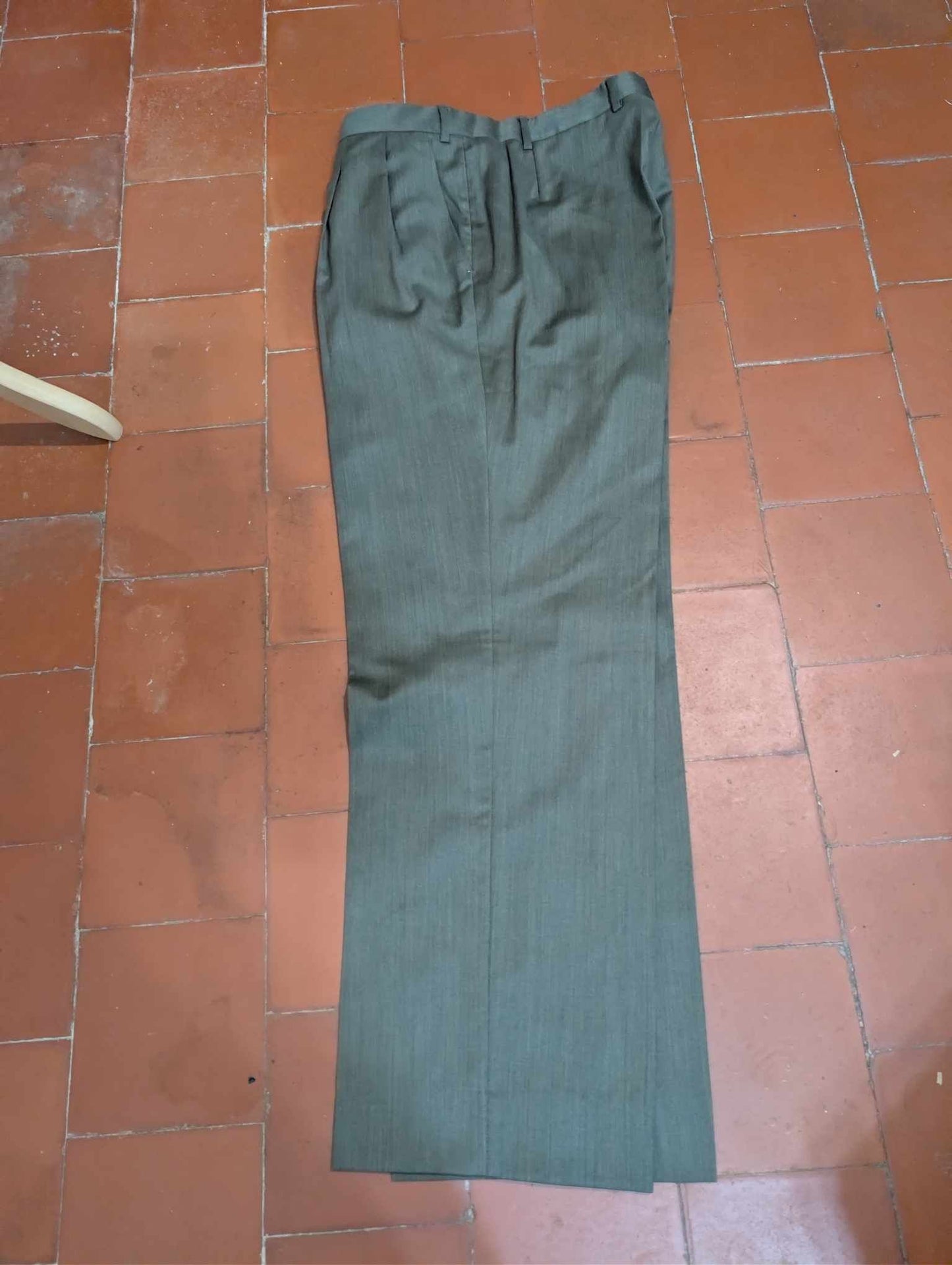 Classique costume gris kaki en laine légère