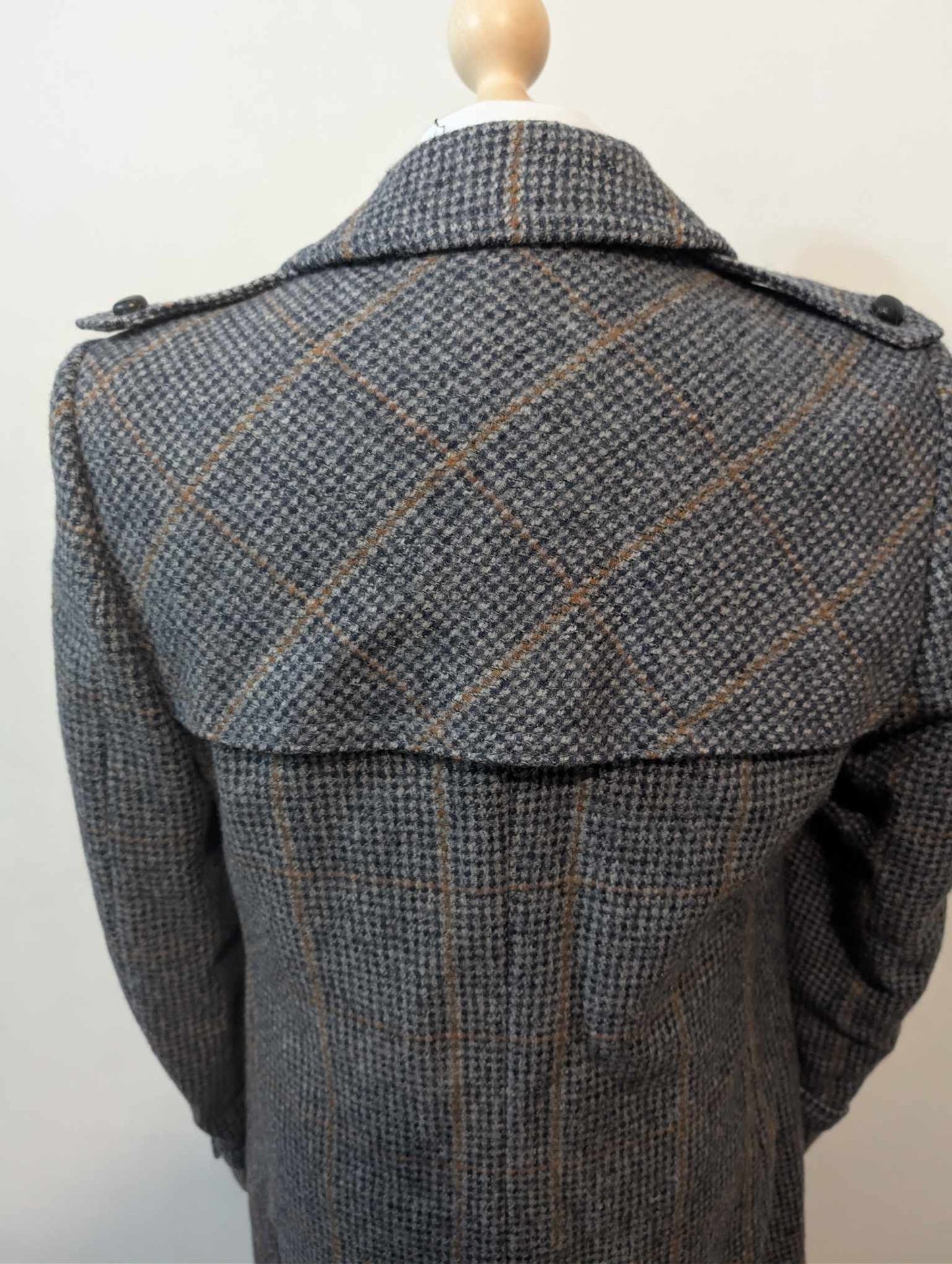 wunderschöner karierter Tweedmantel