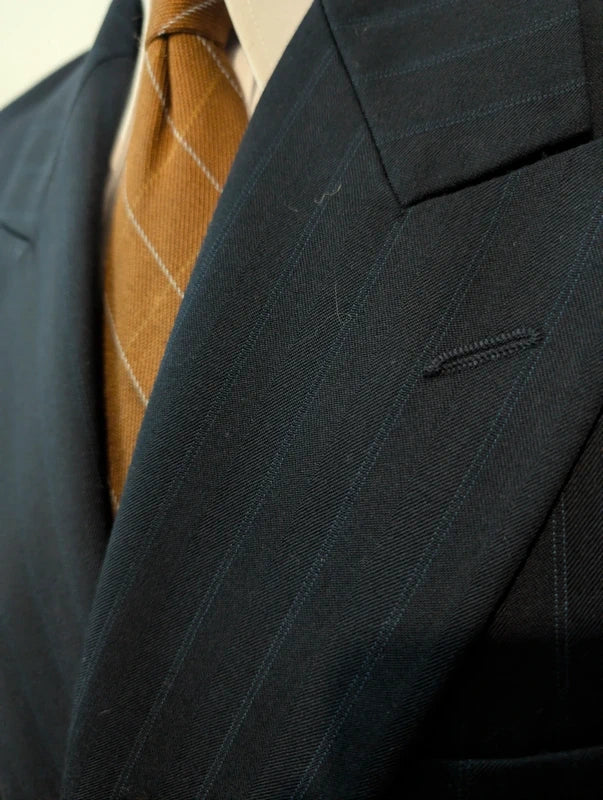 Cooler, zweireihiger, gestreifter Wollanzug