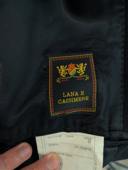 Schöner marineblauer Wollmantel