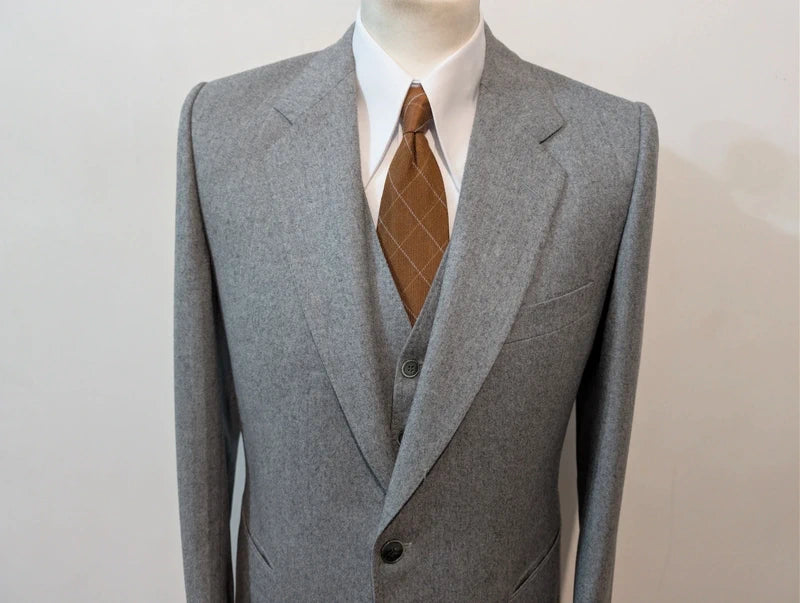 Prächtiger dreiteiliger grauer Wollflanellanzug