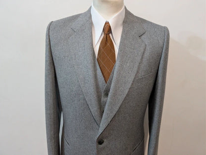 Prächtiger dreiteiliger grauer Wollflanellanzug