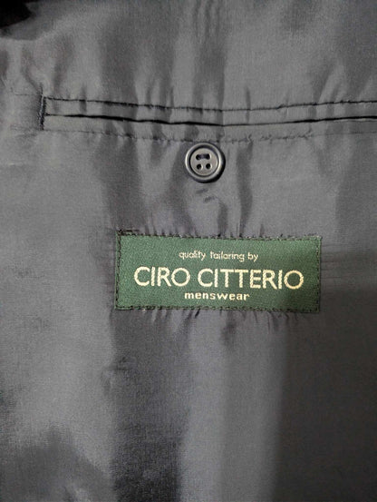 Mystérieux costume croisé de couleur bleu en laine