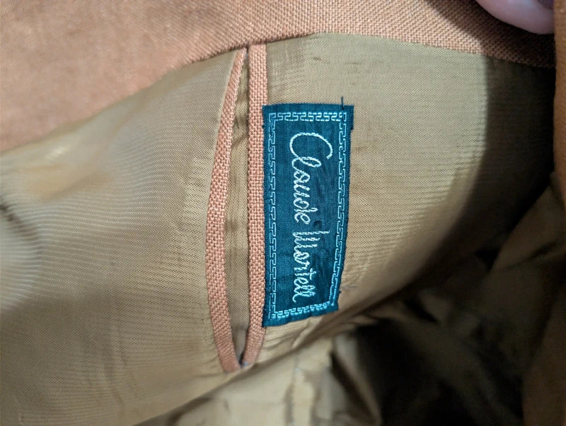 Unglaubliches rostbraunes Kostüm