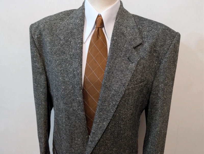 Hervorragender grauer Tweedanzug
