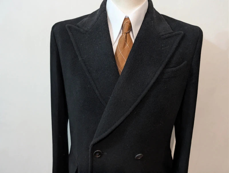 Schöner schwarzer Polomantel