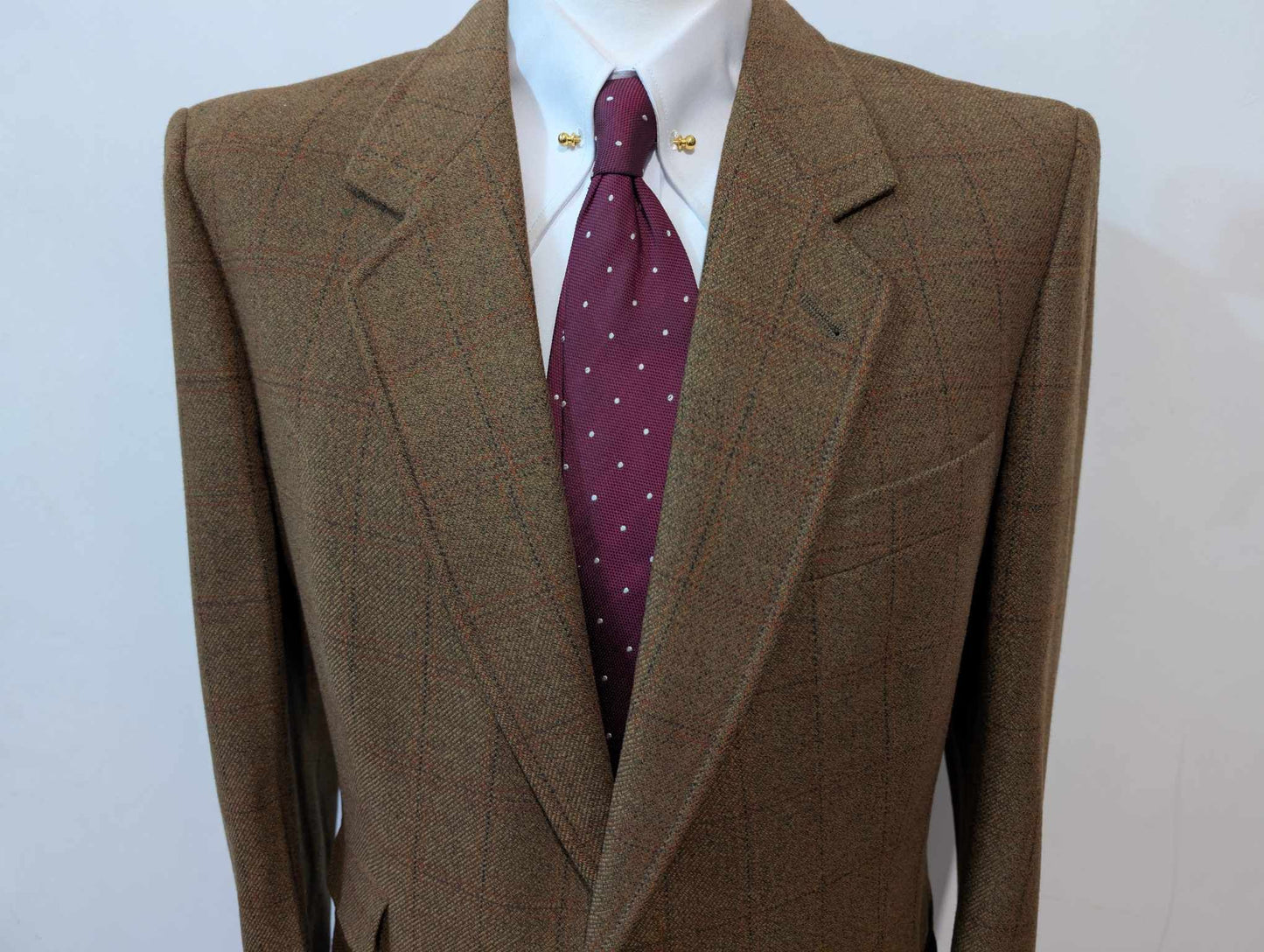 Mystérieux costume marron kaki en tweed
